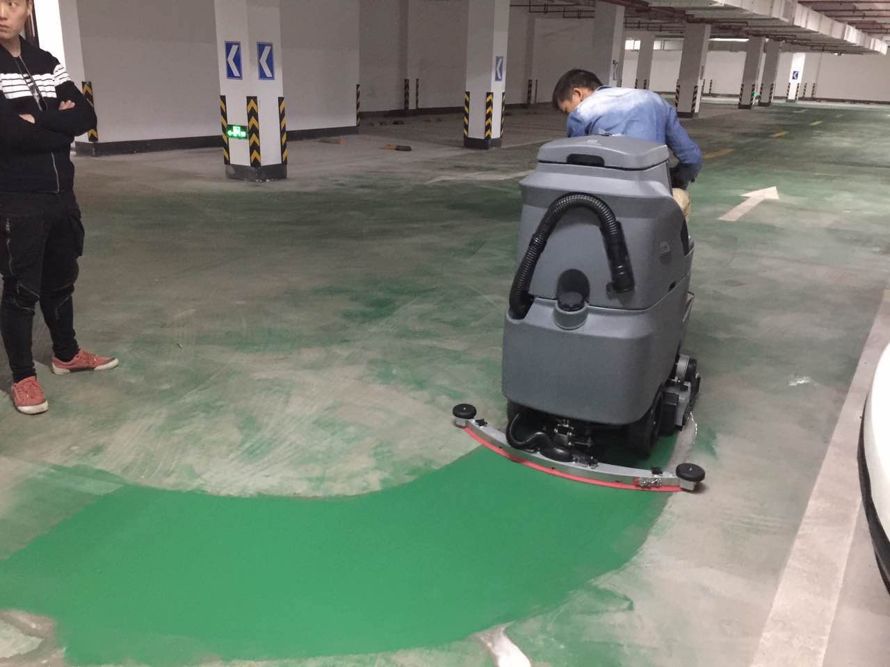 在使用(yòng)電(diàn)动驾驶式洗地机清洁地面时应注意什么？